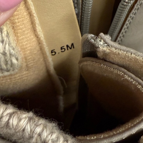 Girls Grayish/Beige Ankle Boots, sz 5.5 - Picture 7 of 7